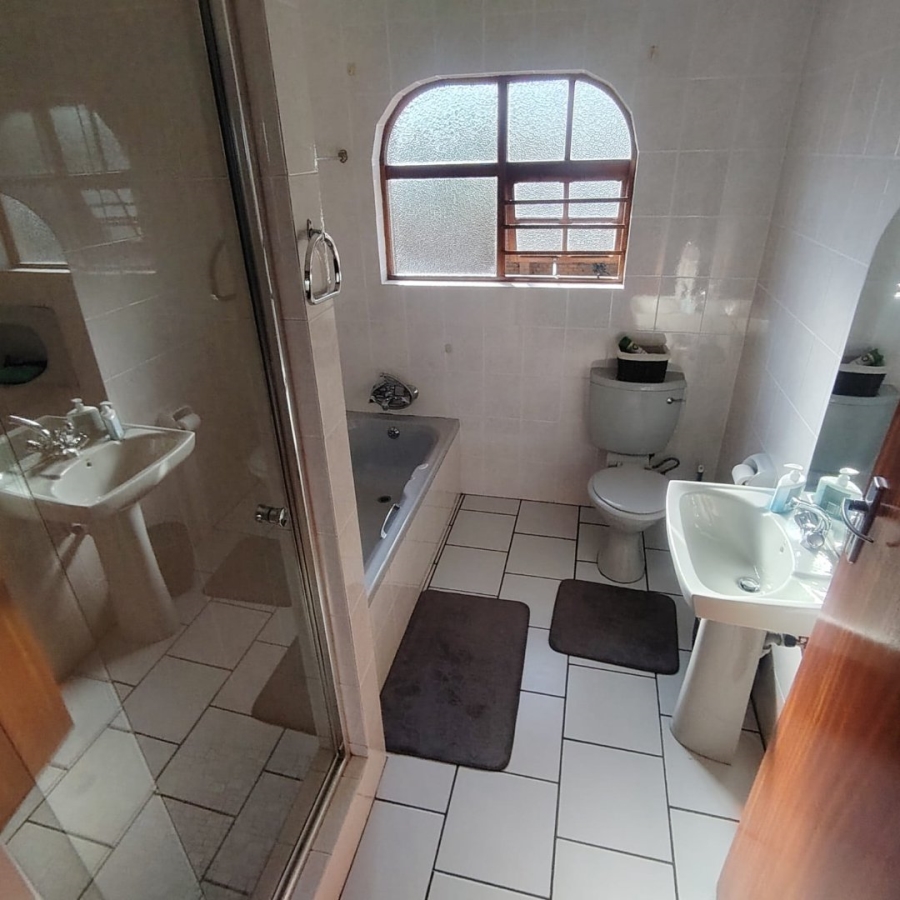 6 Bedroom Property for Sale in Baysville Eastern Cape